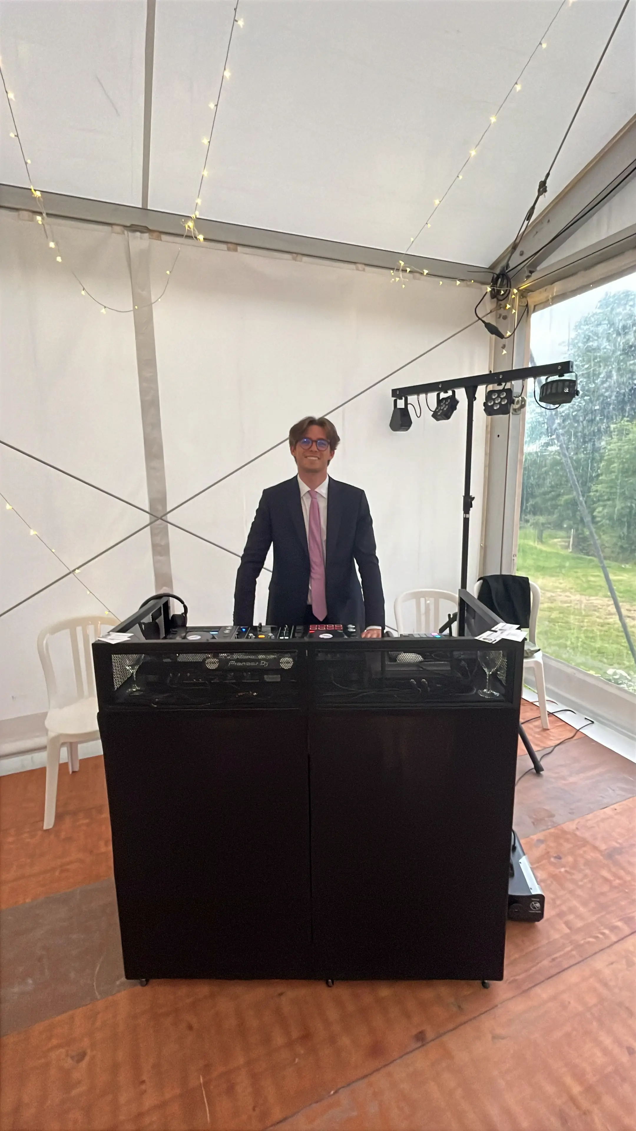 Louis Cabanis derrière sa cabine DJ, installée sous la tente de réception d'un mariage
