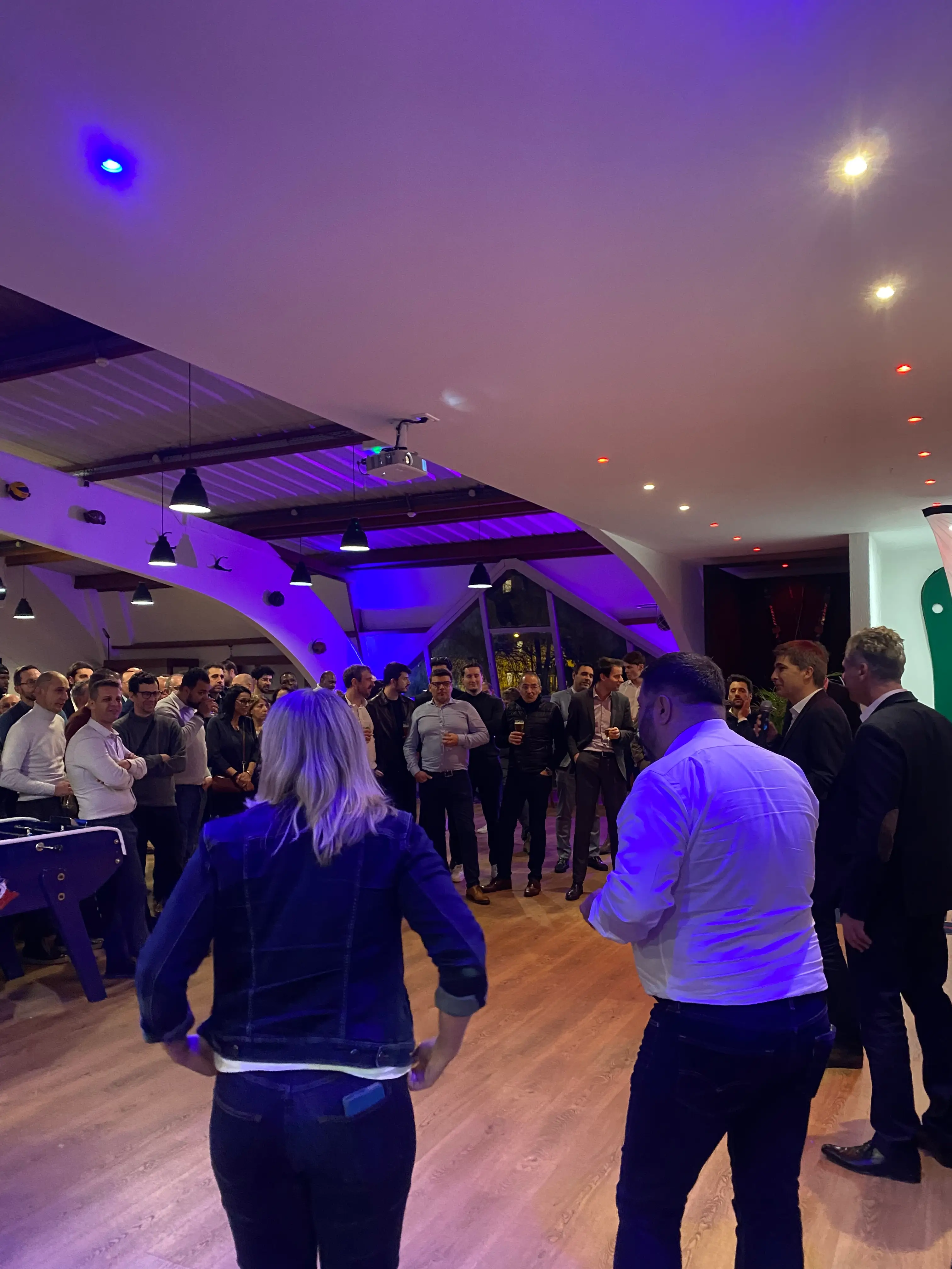 Collaborateurs sur la piste de danse pendant la soirée annuelle de l'entreprise OTIS à Paris